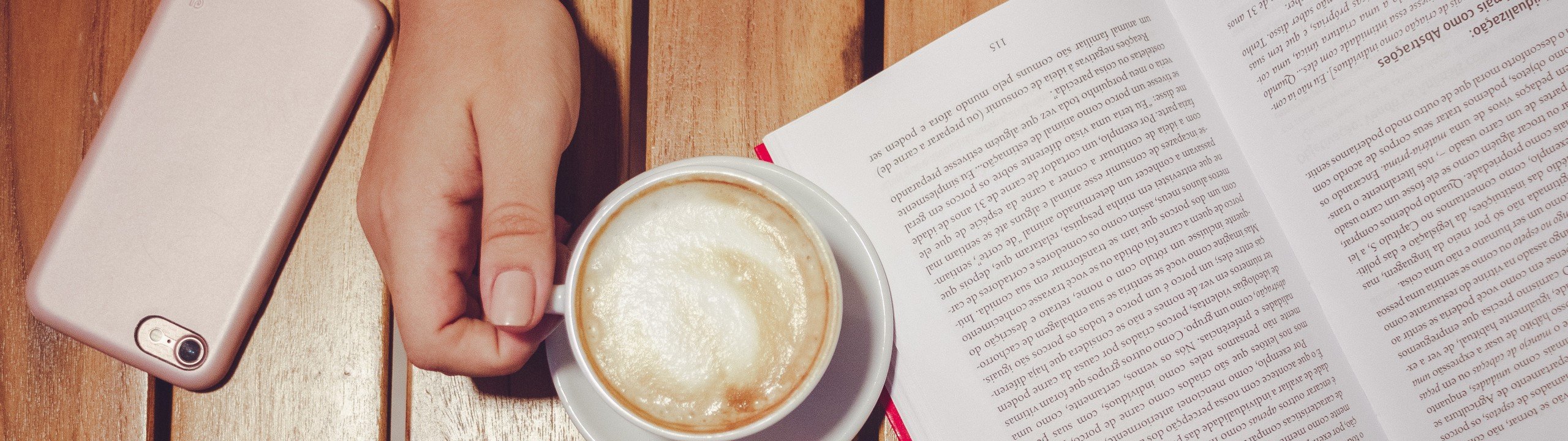 Tafel met tas koffie en een boek